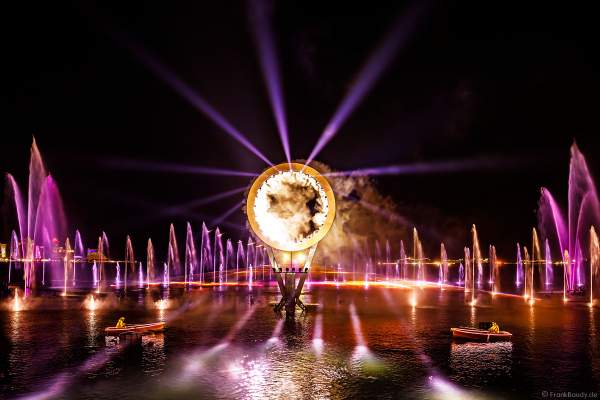 Gigantische Wassershow während der FIFA Fussball-Weltmeisterschaft Katar 2022 in Doha mit Drohnen, Laser, Licht und Feuerwerk - Corniche Water Show WELCOME TO QATAR at the FIFA World Cup Qatar 2022 with Drone Show, Laser, Light and Fireworks