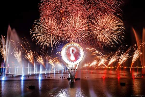 Gigantische Wassershow während der FIFA Fussball-Weltmeisterschaft Katar 2022 in Doha mit Drohnen, Laser, Licht und Feuerwerk - Corniche Water Show WELCOME TO QATAR at the FIFA World Cup Qatar 2022 with Drone Show, Laser, Light and Fireworks