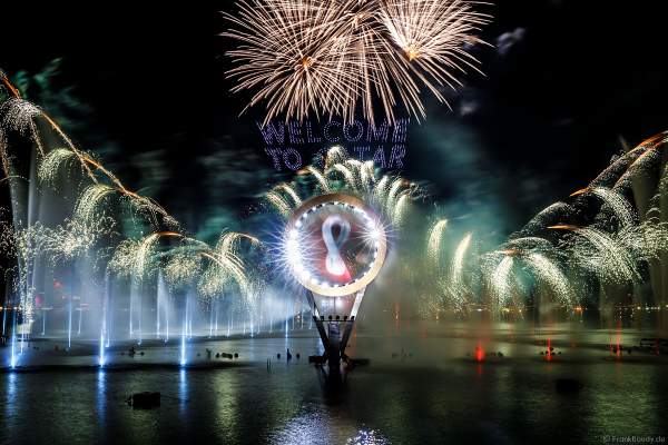 Gigantische Wassershow während der FIFA Fussball-Weltmeisterschaft Katar 2022 in Doha mit Drohnen, Laser, Licht und Feuerwerk - Corniche Water Show WELCOME TO QATAR at the FIFA World Cup Qatar 2022 with Drone Show, Laser, Light and Fireworks