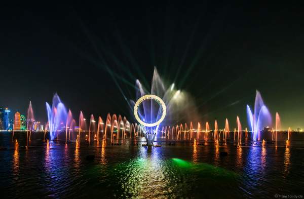 Gigantische Wassershow während der FIFA Fussball-Weltmeisterschaft Katar 2022 in Doha mit Drohnen, Laser, Licht und Feuerwerk - Corniche Water Show WELCOME TO QATAR at the FIFA World Cup Qatar 2022 with Drone Show, Laser, Light and Fireworks
