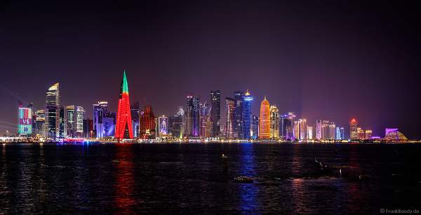 Skyline von Doha in der Nacht während der FIFA Fussball-Weltmeisterschaft 2022, Doha skyline at night during FIFA World Cup Qatar 2022