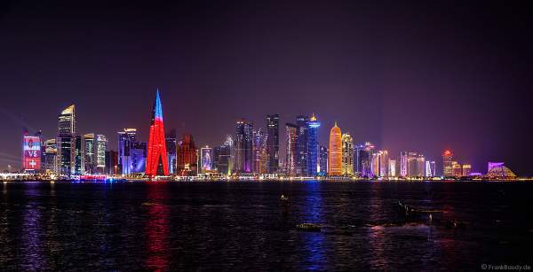 Skyline von Doha in der Nacht während der FIFA Fussball-Weltmeisterschaft 2022, Doha skyline at night during FIFA World Cup Qatar 2022