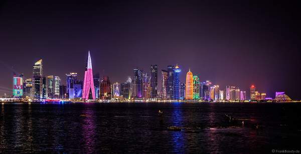 Skyline von Doha in der Nacht während der FIFA Fussball-Weltmeisterschaft 2022, Doha skyline at night during FIFA World Cup Qatar 2022