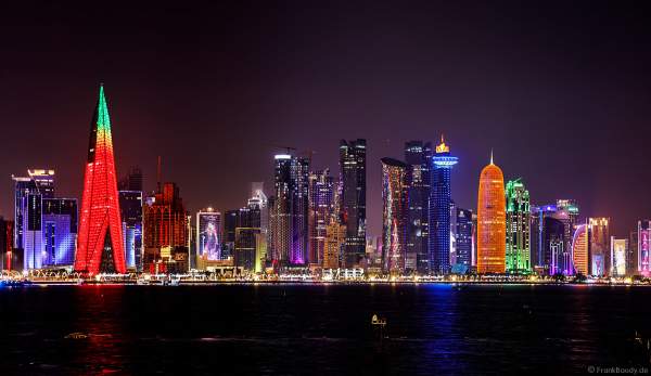 Skyline von Doha in der Nacht während der FIFA Fussball-Weltmeisterschaft 2022, Doha skyline at night during FIFA World Cup Qatar 2022