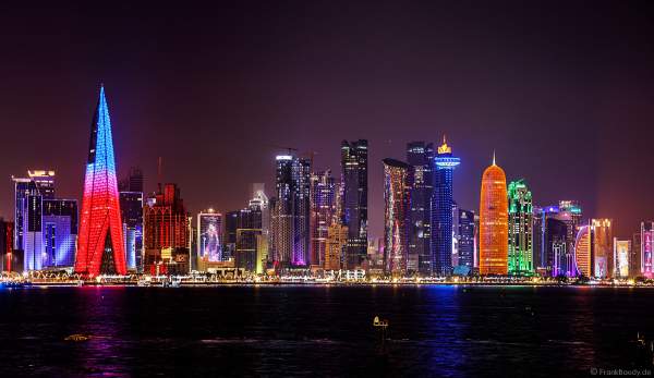 Skyline von Doha in der Nacht während der FIFA Fussball-Weltmeisterschaft 2022, Doha skyline at night during FIFA World Cup Qatar 2022