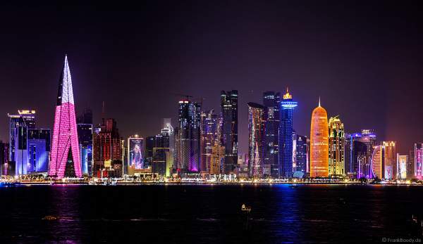Skyline von Doha in der Nacht während der FIFA Fussball-Weltmeisterschaft 2022, Doha skyline at night during FIFA World Cup Qatar 2022