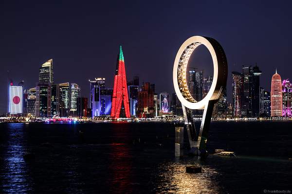 Skyline von Doha in der Nacht während der FIFA Fussball-Weltmeisterschaft 2022, Doha skyline at night during FIFA World Cup Qatar 2022