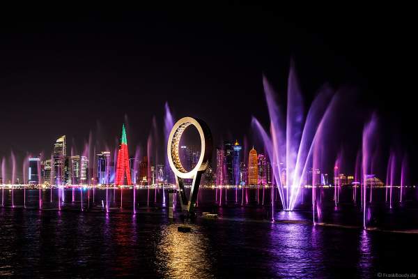 Skyline von Doha in der Nacht während der FIFA Fussball-Weltmeisterschaft 2022, Doha skyline at night during FIFA World Cup Qatar 2022