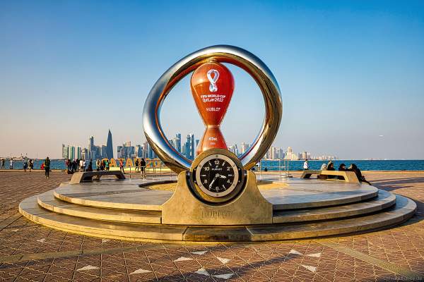 Offizielle Countdown-Uhr vor der Skyline von Doha während der FIFA Fussball-Weltmeisterschaft Katar 2022, Countdown Clock - Doha skyline during FIFA World Cup Qatar 2022