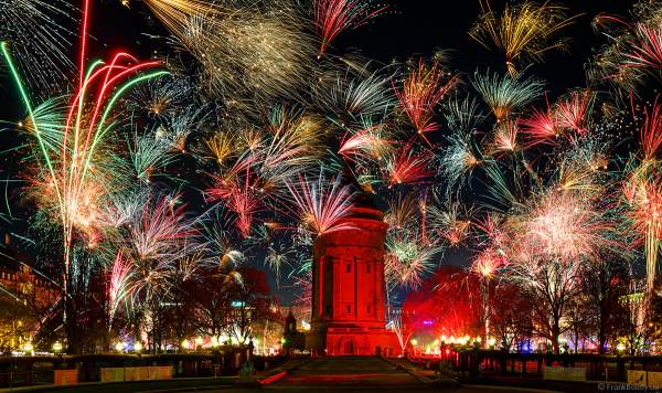 Feuerwerk an Silvester am Wasserturm in Mannheim zum Jahreswechsel 2022-2023