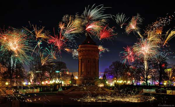 Feuerwerk an Silvester am Wasserturm in Mannheim zum Jahreswechsel 2022-2023