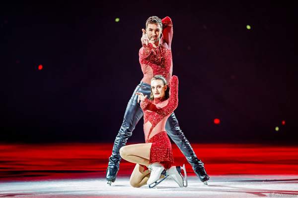 Olympiasieger Gabriella Papadakis und Guillaume Cizeron bei der Show A NEW DAY von Holiday on Ice in der Frankfurter Festhalle am 03.01.2023 - Goldmedaille im Eistanz bei den olympischen Spielen 2022 in Peking