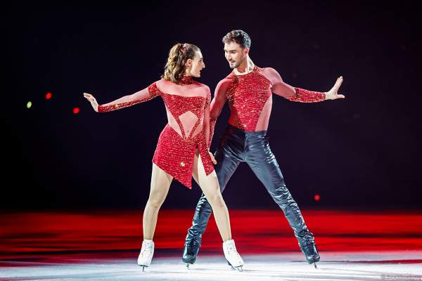 Olympiasieger Gabriella Papadakis und Guillaume Cizeron bei der Show A NEW DAY von Holiday on Ice in der Frankfurter Festhalle am 03.01.2023 - Goldmedaille im Eistanz bei den olympischen Spielen 2022 in Peking