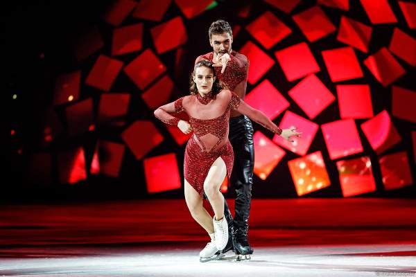 Olympiasieger Gabriella Papadakis und Guillaume Cizeron bei der Show A NEW DAY von Holiday on Ice in der Frankfurter Festhalle am 03.01.2023 - Goldmedaille im Eistanz bei den olympischen Spielen 2022 in Peking