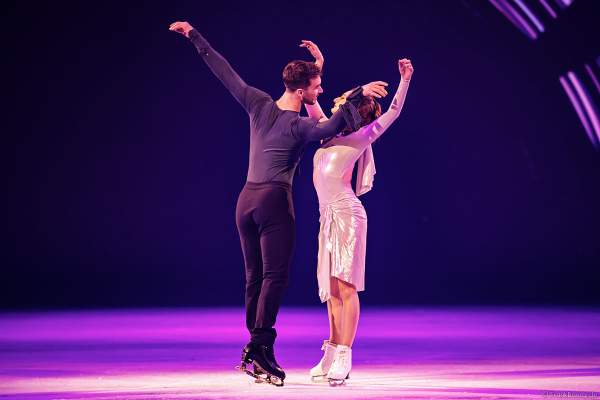 Olympiasieger Gabriella Papadakis und Guillaume Cizeron bei der Show A NEW DAY von Holiday on Ice in der Frankfurter Festhalle am 03.01.2023 - Goldmedaille im Eistanz bei den olympischen Spielen 2022 in Peking
