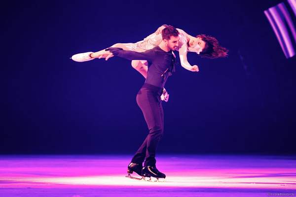 Olympiasieger Gabriella Papadakis und Guillaume Cizeron bei der Show A NEW DAY von Holiday on Ice in der Frankfurter Festhalle am 03.01.2023 - Goldmedaille im Eistanz bei den olympischen Spielen 2022 in Peking