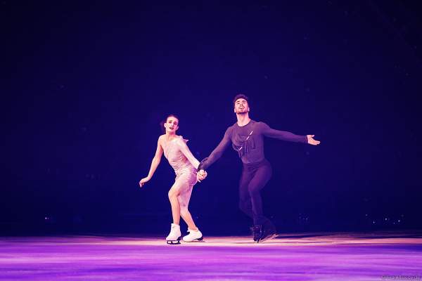 Olympiasieger Gabriella Papadakis und Guillaume Cizeron bei der Show A NEW DAY von Holiday on Ice in der Frankfurter Festhalle am 03.01.2023 - Goldmedaille im Eistanz bei den olympischen Spielen 2022 in Peking