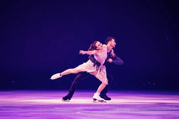 Olympiasieger Gabriella Papadakis und Guillaume Cizeron bei der Show A NEW DAY von Holiday on Ice in der Frankfurter Festhalle am 03.01.2023 - Goldmedaille im Eistanz bei den olympischen Spielen 2022 in Peking