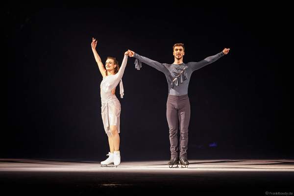 Olympiasieger Gabriella Papadakis und Guillaume Cizeron bei der Show A NEW DAY von Holiday on Ice in der Frankfurter Festhalle am 03.01.2023 - Goldmedaille im Eistanz bei den olympischen Spielen 2022 in Peking