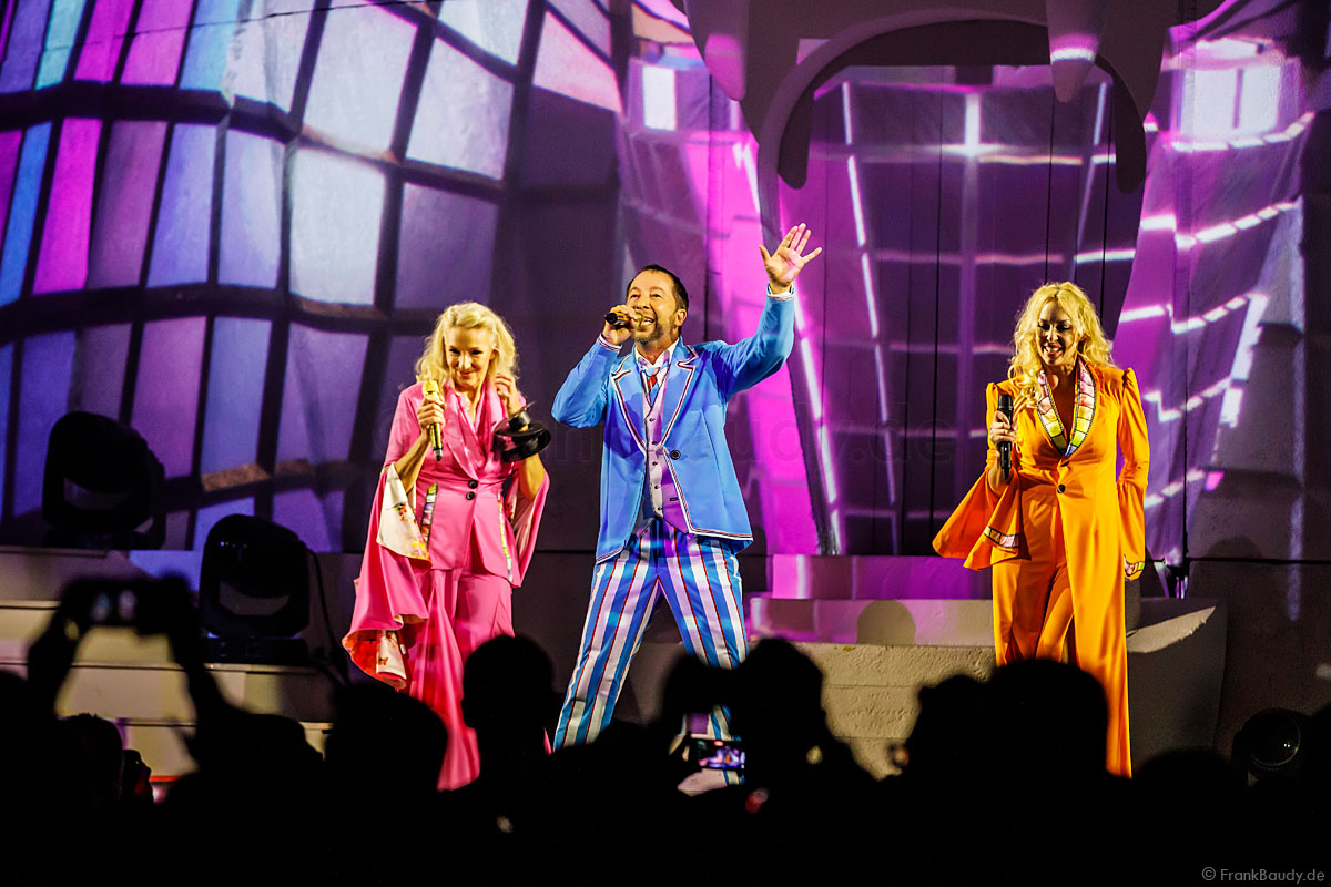 EuropaPark feiert Weltpremiere der DJ BoBo EVOLUT30N 2023 Tour Magazin Seitenstopper EuropaPark feiert Weltpremiere der DJ BoBo EVOLUT30N 2023 Tour Magazin Seitenstopper