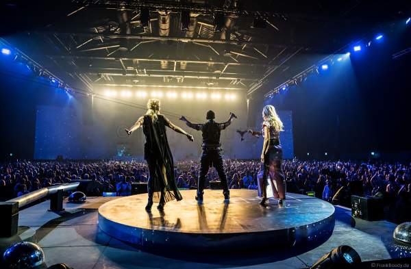 DJ Bobo, Nancy Baumann und Kate Matl rocken das Publikum von der Plattenspielerbühne bei der Weltpremiere der EVOLUT30N 2023 Tour von DJ BoBo in der Europa-Park Arena Rust am 13.01.2023