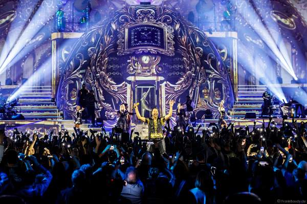 DJ BoBo badet in der Menge seiner Fans bei der Weltpremiere der EVOLUT30N 2023 Tour von DJ BoBo in der Europa-Park Arena Rust am 13.01.2023