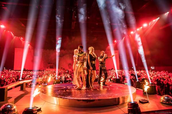 DJ Bobo, Nancy Baumann, Kate Matl und Jesse Ritch rocken das Publikum von der Plattenspielerbühne bei der Weltpremiere der EVOLUT30N 2023 Tour von DJ BoBo in der Europa-Park Arena Rust am 13.01.2023