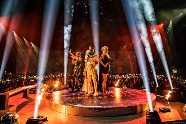 DJ Bobo, Nancy Baumann, Kate Matl und Jesse Ritch rocken das Publikum von der Plattenspielerbühne bei der Weltpremiere der EVOLUT30N 2023 Tour von DJ BoBo in der Europa-Park Arena Rust am 13.01.2023