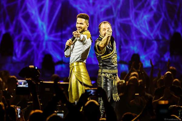 Gesangsduo DJ Bobo und Jesse Ritch bei der Weltpremiere der EVOLUT30N 2023 Tour von DJ BoBo in der Europa-Park Arena Rust am 13.01.2023
