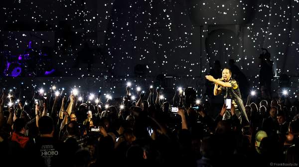 DJ BoBo im einem Meer aus Lichtern von den Handys seiner Fans bei der Weltpremiere der EVOLUT30N 2023 Tour von DJ BoBo in der Europa-Park Arena Rust am 13.01.2023