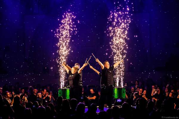 Mitreißende Drum-Performances von greenbeats - percussion entertainment bei der Weltpremiere der EVOLUT30N 2023 Tour von DJ BoBo in der Europa-Park Arena Rust am 13.01.2023