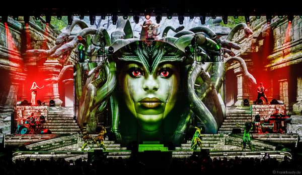 Gruseliger Showmoment bei dem Song Vampires Are Alive mit Schlangen bei der EVOLUT30N 2023 Tour von DJ BoBo in der Europa-Park Arena Rust am 13.01.2023