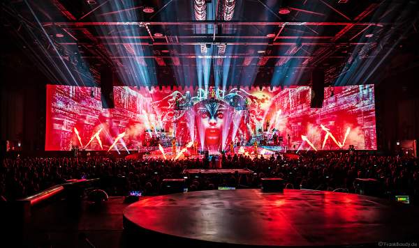 Gruseliger Showmoment bei dem Song Vampires Are Alive mit Feuersäulen und Schlangen bei der EVOLUT30N 2023 Tour von DJ BoBo in der Europa-Park Arena Rust am 13.01.2023