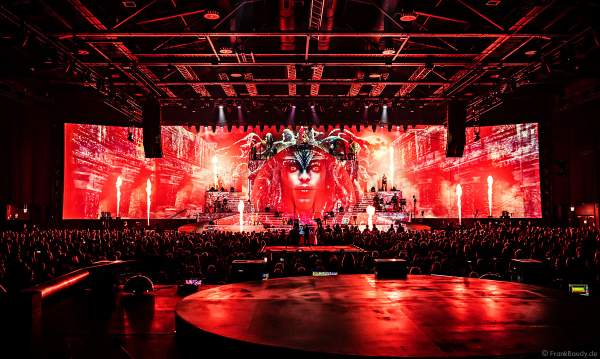 Gruseliger Showmoment bei dem Song Vampires Are Alive mit Feuersäulen und Schlangen bei der EVOLUT30N 2023 Tour von DJ BoBo in der Europa-Park Arena Rust am 13.01.2023