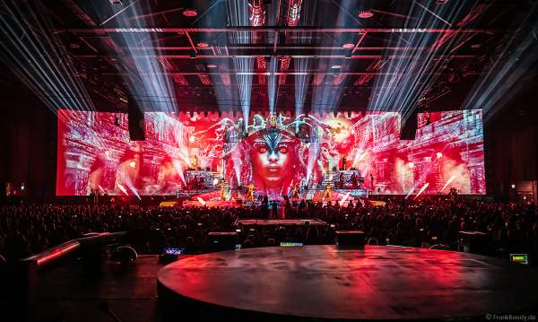 Gruseliger Showmoment bei dem Song Vampires Are Alive mit Feuersäulen und Schlangen bei der EVOLUT30N 2023 Tour von DJ BoBo in der Europa-Park Arena Rust am 13.01.2023