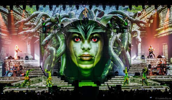 Gruseliger Showmoment bei dem Song Vampires Are Alive mit Schlangen bei der EVOLUT30N 2023 Tour von DJ BoBo in der Europa-Park Arena Rust am 13.01.2023