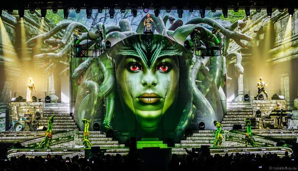 Gruseliger Showmoment bei dem Song Vampires Are Alive mit Schlangen bei der EVOLUT30N 2023 Tour von DJ BoBo in der Europa-Park Arena Rust am 13.01.2023