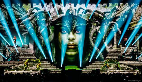 Gruseliger Showmoment bei dem Song Vampires Are Alive mit Schlangen bei der EVOLUT30N 2023 Tour von DJ BoBo in der Europa-Park Arena Rust am 13.01.2023