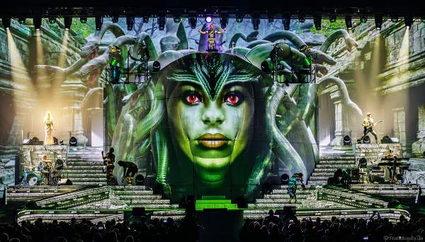 Gruseliger Showmoment bei dem Song Vampires Are Alive mit Schlangen bei der EVOLUT30N 2023 Tour von DJ BoBo in der Europa-Park Arena Rust am 13.01.2023