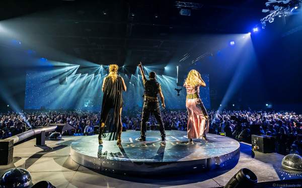 DJ Bobo, Nancy Baumann und Kate Matl rocken das Publikum von der Plattenspielerbühne bei der Weltpremiere der EVOLUT30N 2023 Tour von DJ BoBo in der Europa-Park Arena Rust am 13.01.2023