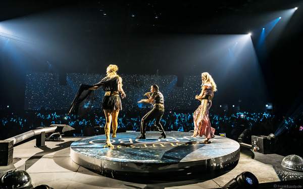 DJ Bobo, Nancy Baumann und Kate Matl rocken das Publikum von der Plattenspielerbühne bei der Weltpremiere der EVOLUT30N 2023 Tour von DJ BoBo in der Europa-Park Arena Rust am 13.01.2023