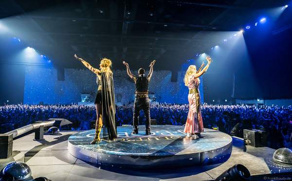 DJ Bobo, Nancy Baumann und Kate Matl rocken das Publikum von der Plattenspielerbühne bei der Weltpremiere der EVOLUT30N 2023 Tour von DJ BoBo in der Europa-Park Arena Rust am 13.01.2023