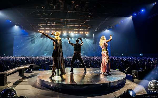 DJ Bobo, Nancy Baumann und Kate Matl rocken das Publikum von der Plattenspielerbühne bei der Weltpremiere der EVOLUT30N 2023 Tour von DJ BoBo in der Europa-Park Arena Rust am 13.01.2023