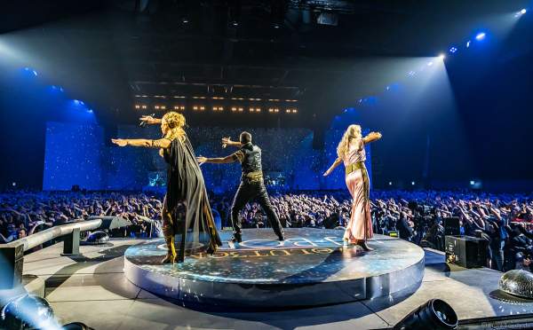 DJ Bobo, Nancy Baumann und Kate Matl rocken das Publikum von der Plattenspielerbühne bei der Weltpremiere der EVOLUT30N 2023 Tour von DJ BoBo in der Europa-Park Arena Rust am 13.01.2023