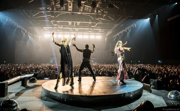 DJ Bobo, Nancy Baumann und Kate Matl rocken das Publikum von der Plattenspielerbühne bei der Weltpremiere der EVOLUT30N 2023 Tour von DJ BoBo in der Europa-Park Arena Rust am 13.01.2023