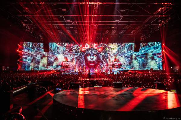 Gruseliger Showmoment bei dem Song Vampires Are Alive mit Schlangen bei der EVOLUT30N 2023 Tour von DJ BoBo in der Europa-Park Arena Rust am 13.01.2023