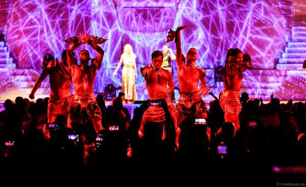 Tänzer bei der Weltpremiere der EVOLUT30N 2023 Tour von DJ BoBo in der Europa-Park Arena Rust am 13.01.2023