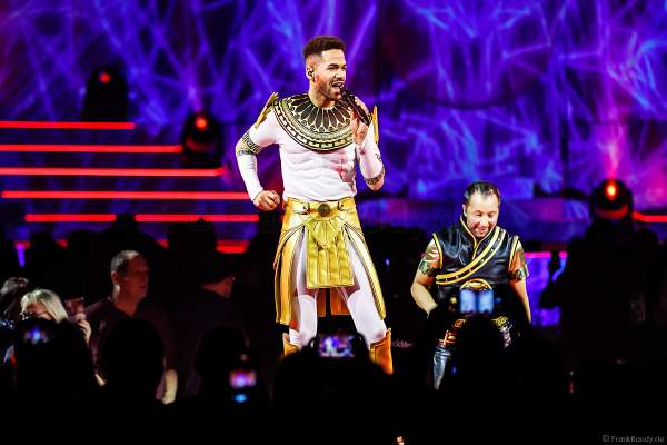 Gesangsduo DJ Bobo und Jesse Ritch bei der Weltpremiere der EVOLUT30N 2023 Tour von DJ BoBo in der Europa-Park Arena Rust am 13.01.2023