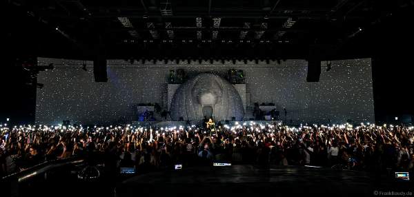 DJ BoBo im einem Meer aus Lichtern von den Handys seiner Fans bei der Weltpremiere der EVOLUT30N 2023 Tour von DJ BoBo in der Europa-Park Arena Rust am 13.01.2023