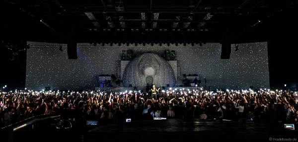 DJ BoBo im einem Meer aus Lichtern von den Handys seiner Fans bei der Weltpremiere der EVOLUT30N 2023 Tour von DJ BoBo in der Europa-Park Arena Rust am 13.01.2023